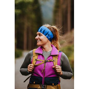 modrá sportovní čelenka na běhání nebo turistiku